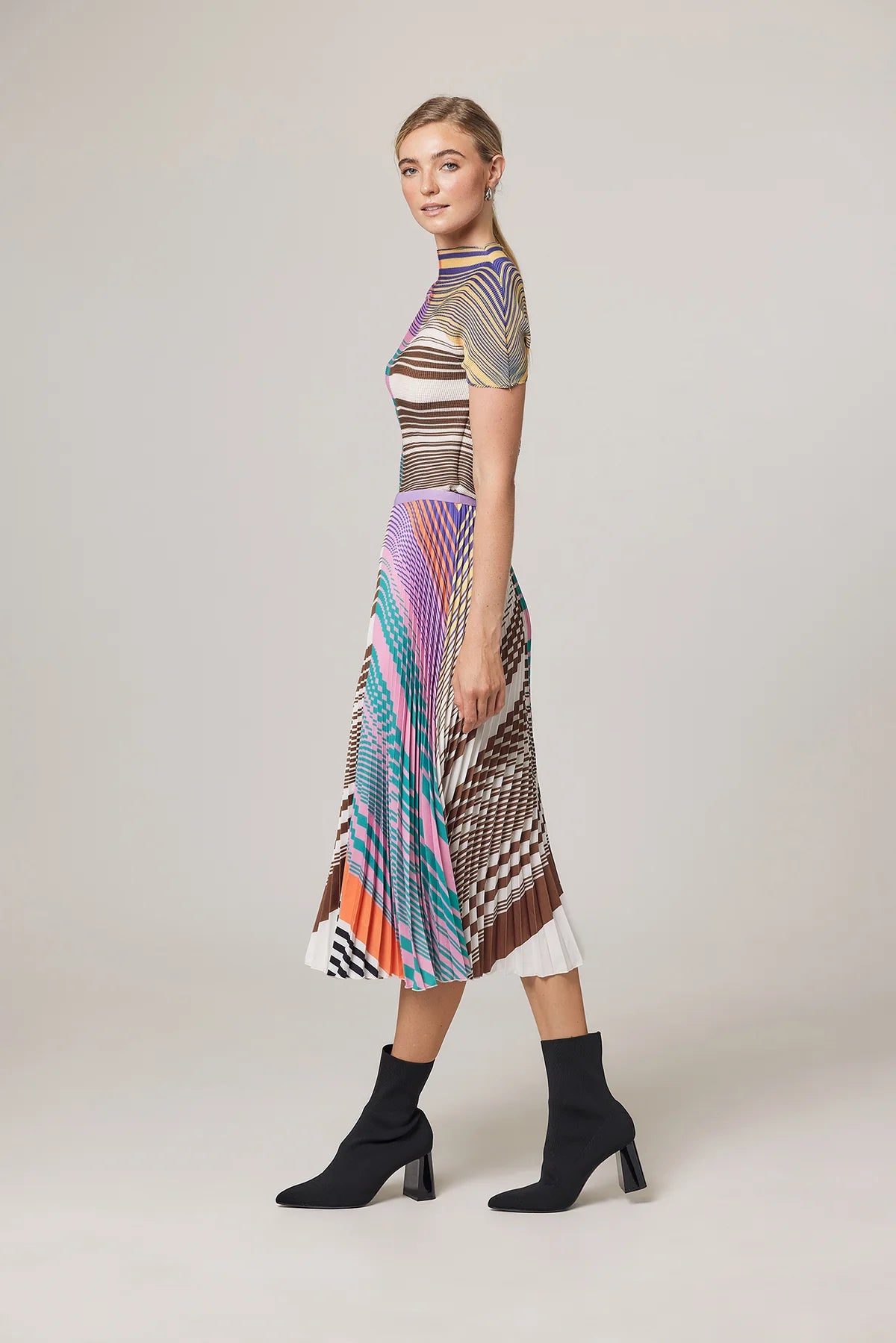 Wild Cosmos Womens Nadia Stripe and Check Print Pleated Skirt