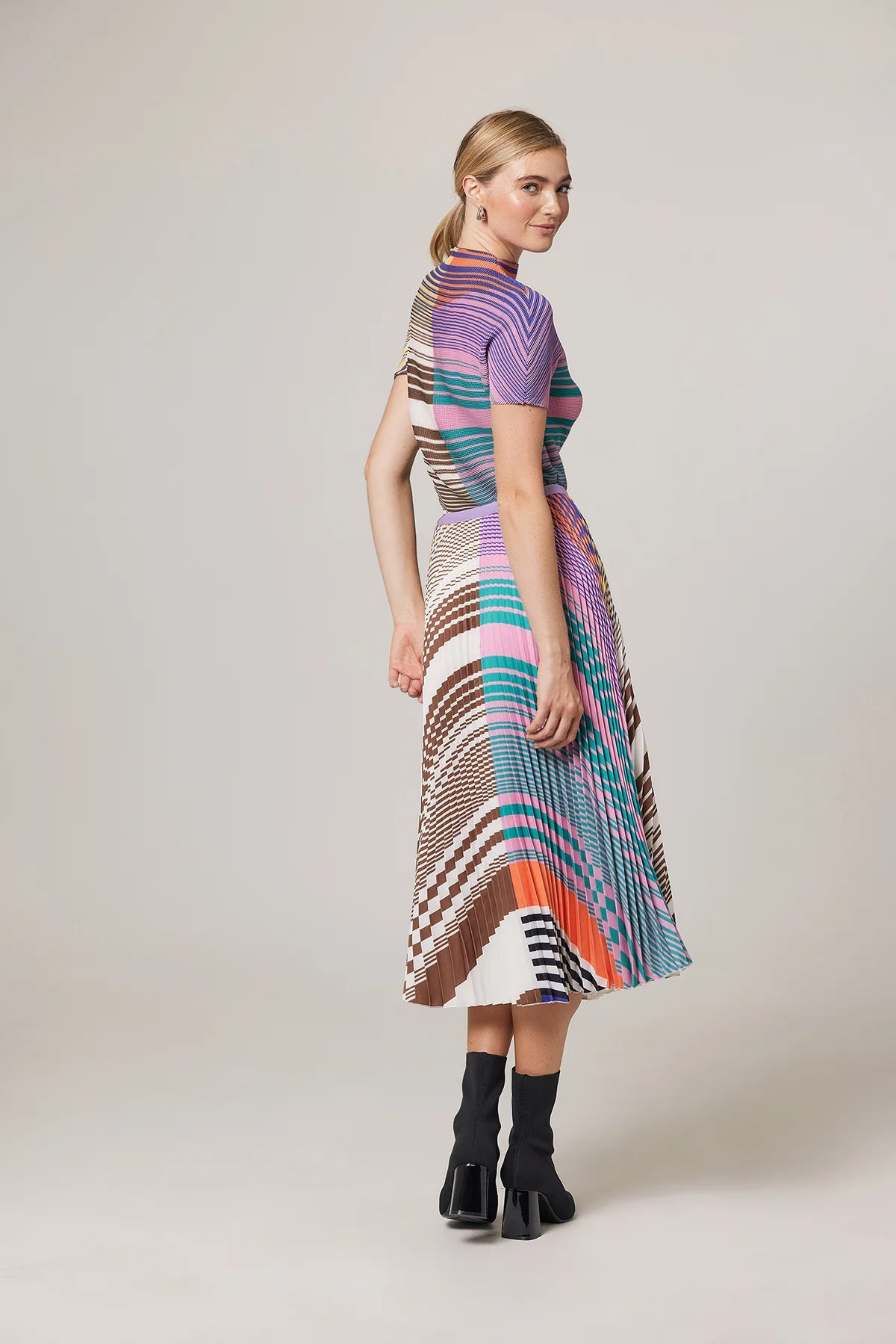 Wild Cosmos Womens Nadia Stripe and Check Print Pleated Skirt